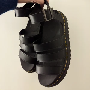 Dr. Martens platåsandaler 38/39 - Säljer vidare på grund av att de va för stora för mig. Båda skorna är i väldigt fint skick. Nypris 1500. De är storlek 38 men var för långa för mig som vanligtvis är strl 38 så skulle rekommendera till dig som har 39. 