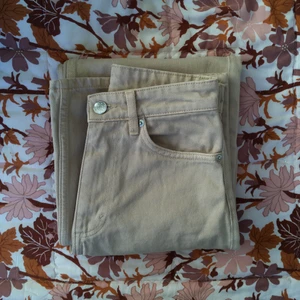 Monki YOKO jeans - Varmbeiga jeans från monki i modellen Yoko! Högmidjade och raka (lite vida) i benen.☺️  Kan mötas upp i Gbg eller frakta! 🤠