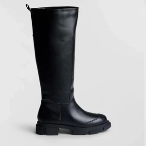 Chunky boots - Säljer mina stövlar från Gina Tricot pga fel storlek. Använda en gång. Nypris 699, säljer för 350. Storlek 38. Kan mötas upp i Stockholm, eller frakta (köpare står för frakt). 