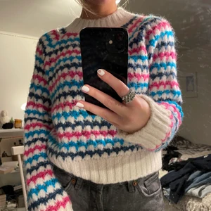 Stickad zara tröja  - Säljer denna stickade tröja ifrån Zara.💖 Väldigt skön i materialet, aldrig använd. Finns ej att köpa från hemsidan längre. Hör av dig vid frågor/intresse. Storlek S💙 BUD FRÅN 200❣️