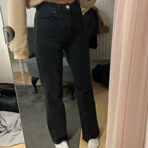 Svarta raka jeans  - Säljer mina jeans från zara! Det är row cut så man klipper längden själv. Köptes för 400 och bara använda en gång. Skriv privat för mer bilder och info, köparen står för frakten💕