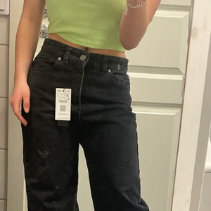 Mid Rise Jeans -ASOS - Jag säljer nu mina svarta Mid Rise Jeans som är köpta på ASOS. Säljer på grund av för långa på mig. Beställde de i storlek 32 men det verkar ha kommit i 36. Byxorna är aldrig använda eftersom de var förstora för mig därav väldigt fint skick. 