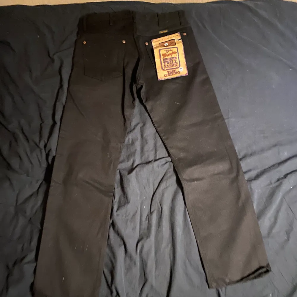 Oanvända wrangler jeans i svart i storlek 34. Jeans & Byxor.