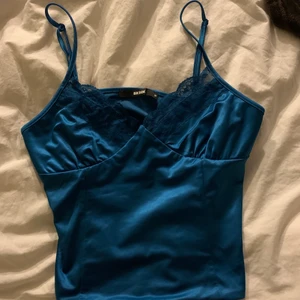 Topp ifrån Bikbok💙 - Super fin topp ifrån Bikbok! Aldrig använt då jag inte hittat rätt tillfälle att använda den! Super fint skick!!💓💓 Stl M. 