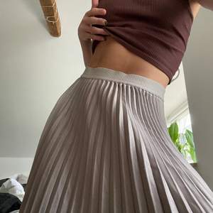 Veckad kjol från H&M i storlek 42🤩 