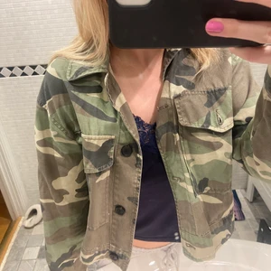 Snygg kamouflage jacka - Säljer denna snygga vårjacka från pull&bear🤗🤗 xs-s! Bara hängt i garderoben därav säljer jag den men är som nytt skick!!!! Om fler intresserade så blir det budgivning!