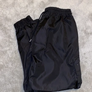 Byxor  - Resår i midjan och vid benets slut! 