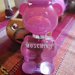 Moschino toy 2 bubblegum  - Testar igen och hoppas slippa oseriösa denna gången. Toy2 bubblegum 30 ml edt, inte mycket använd (se bild 2). Den luktar mycket av bubbelgum men är också frisk och fräsch, passar bra till våren 🦋 frakt tillkommer med 45 kr i postens påse och jag paketerar noga. 