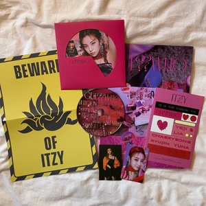 Guess who album - ITZY Guess who album Day ver. Ingår allt på bilderna inklusive pre order benefit (postcard set, hidden card & poster). Postern är ca 760x530 mm och skivan är aldrig spelad. Det ända som inte finns kvar från när den var nyköpt är lyric paper & 1 photocard. :)
