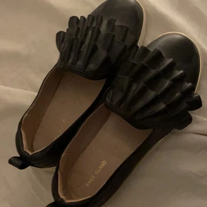 superfina volang skor - Säljer mina jättefina skor som tyvärr aldrig kommit till användning pga. att de varit för stora för mig. Aldrig använda och inga defekter!