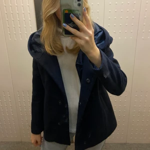 Kort kappa - Säljer min superfina korta kappa! Den är i fint skick och perfekt nu till våren💕 direktpris 550kr