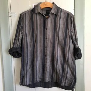 randig skjorta - Randig skjorta i M. Bra skick förutom att det saknas en knapp längst ner men det följer med två extra knappar så om man vill kan man sy in en. 55% bomull 45% polyester. Kan skicka fler bilder eller mått vid begäran. Om fler är intresserade blir det budgivning. Kolla gärna in mina andra annonser, samfraktar gärna🐅