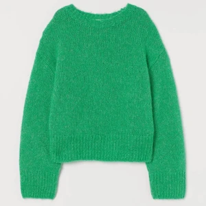 Stickad tröja H&M - Super fin, härlig osv stickad tröja från H&M storlek L! Sitter snyggt på mig som vanligtvis är en S då jag ville ha den lite större. På hemsidan står det: En stickad tröja i mjuk, lurvig ullblandning. Tröjan har lätt boxig passform med nedhasad axel och lång, vid ärm. Ribbstickad kant kring halsringning. 💚💚