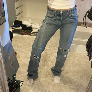 Vintage Levis jeans 501 - Säljer mina vintage Levis köpta i Paris! Modell: herr 501 storlek: w32 l34 jag är en 36/s och är 167 cm lång 