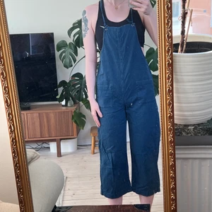 Hängselbyxor Strl XS Monki - Blå hängselbyxor i strl XS från Monki. Fint använt skick. 