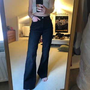 Weekday jeans  - Ett till par byxor från Weekday. Model ”Orian Denim Trousers” i storlek 36. Tighta över lår och sen utsvängda. Aldrig använda med prislapp kvar. Nypris:500 jag säljer för: 200