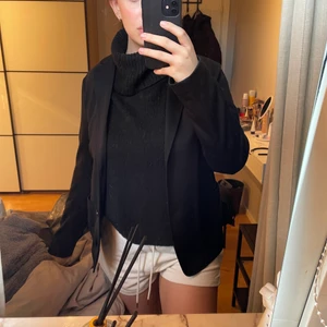 Snygg svart blazer - Snygg blazer som sitter oversized på mig som brukar ha S, vet inte vart den kommer ifrån dock! Jätte fin och passar till allt🥰 den är svart 