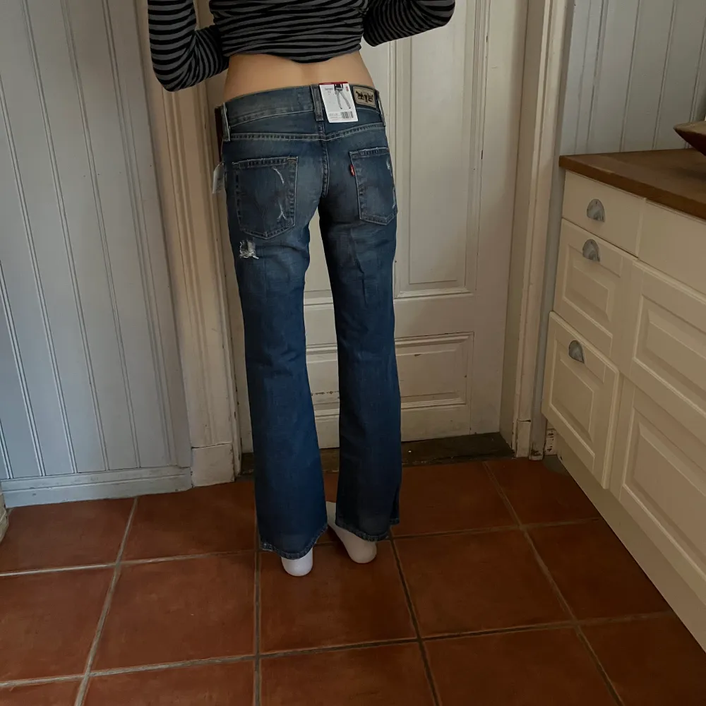 Sprilans nya Levis eve jeans. Lågmidjade storlek W27 L32 något i midjan mot 26☺️ inga returer, jag startar budgivning om fler är intresserade❣️modellen är 180cm . Jeans & Byxor.