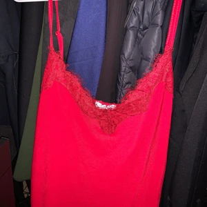 Rött linne - Linne i super bra skick då den knappt använts. Passar till nästan vad som helst. Men säljs pga att den inte används längre.