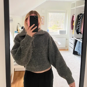 Half zip stickad - En grå super fin stickad som är half zipped från gina. Lite nopprig 