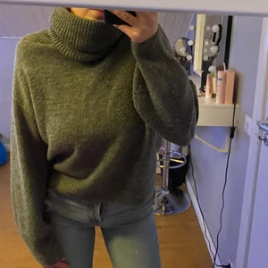 Stickad tröja - En så härlig och mysig stickad tröja från h&m. Den är i den perfekta gråa färgen. Tröjan har en polo krage som är så himla mysig. Använd ca 5 gånger. Tröjan har den perfekta längden.