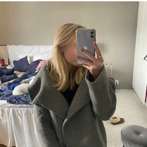 Kort kappa - Säljer denna snygga kappa med luva från Zara i storlek S men passar även XS. Perfekt nu till våren och har inga tecken på användning 💕