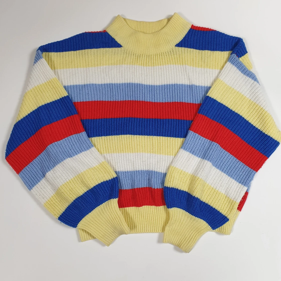 Färgglad stickad, somrig