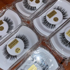 Lösögonfransar  - Lösögonfransar som köptes för kanske 5 år sen men har legat helt orörda vilket är lite synd. Vore kul om de kom till användning! ✨ Säljer dem för 50 kr/st eller 6 st för 200 kr. OBS! Köparen står för frakten 