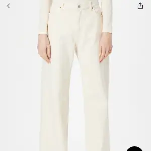 Vita raka monky jeans, högmidjade. Köpt för 499kr, men säljer då jag inte får användning för dem. Använd 2-3 gånger! Är storlek 27 vilket motsvarar 36/38