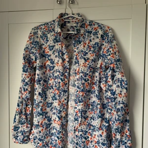Blommig skjorta - Blommig skjorta från Jack jones storlek s skick 9/10 säljs pga för liten