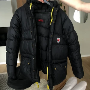 Fjällräven-jacka - Fjällräven expedition down jacka (unisex modellen). Supertrendig varm vinterjacka. Lagningar i armhålorna, bilder kan skickas vid efterfrågan. Stolek xxxs men STOR i storleken. Köparen står för frakt, kan även mötas🌸