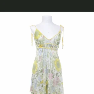 Klänning - Hej! Super söt och köpt från sellpy men för liten vid brösten och jobbig retur på deras hemsida, så säljer vidare för samma pris 100kr, storlek M  men skulle säga att den sitter bättre på nån som ha S