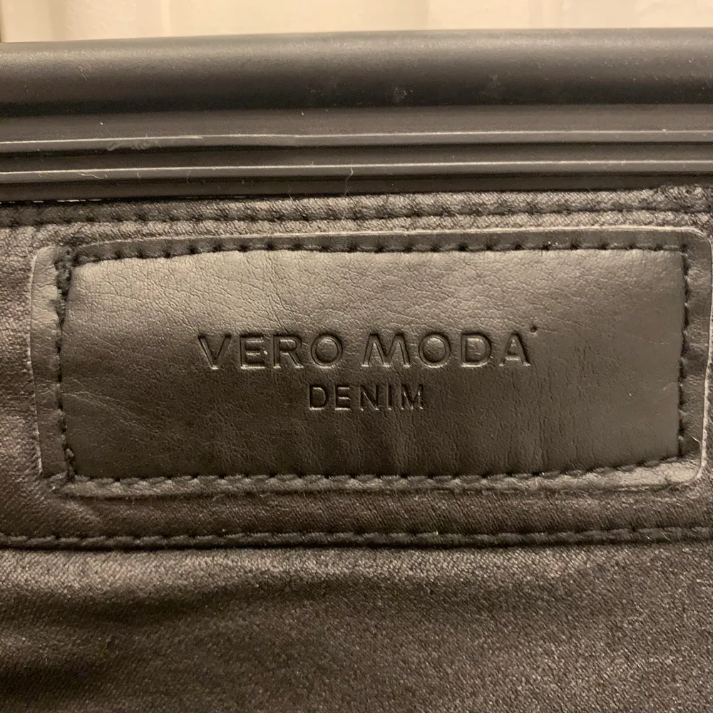 Svarta skinnbyxor från Vero Moda i storlek XS.  . Jeans & Byxor.