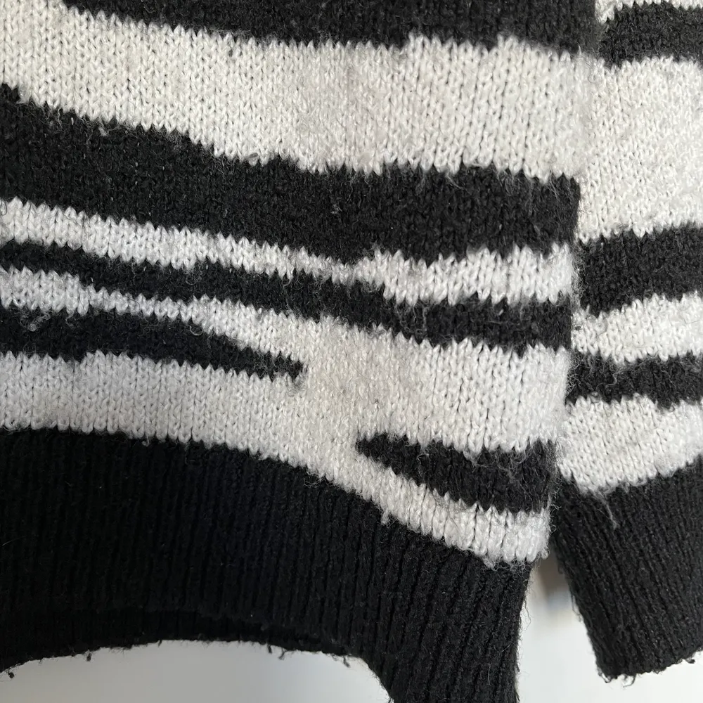 Zebramönstrad och härlig VARM tröja från Vero Moda i Stl S, rymlig. Akryl och polyester. Nopprig och luddig, men det kan man säkert göra något åt om man orkar. Fortfarande fin tycker jag! 🖤🤍. Stickat.