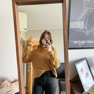 Stickad tröja  - Favvotröja från Vero Moda i mörk senapsgul(typ?), svår att beskriva men väldigt fin färg! Ganska bra återgiven på bilden skulle jag säga 😃 Stl XS men rymlig, sitter nog oversize på M också! Välanvänd och ganska nopprig, brukar kunna fixas till med noppmaskin eller liknande. Annars fin 💛200kr inkl