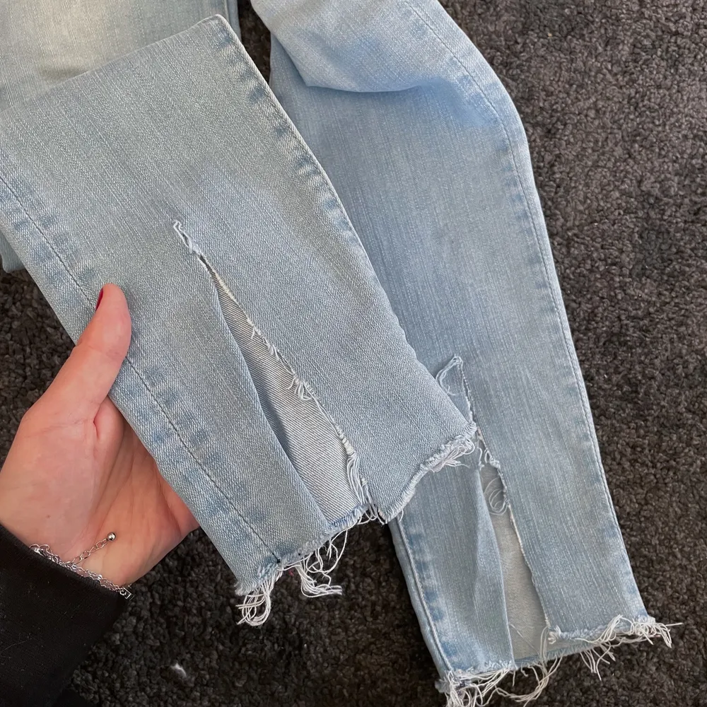 Ljusblå tighta jeans från märket Crocker. Stretchiga och väldigt mjuka. Har klippt upp dom lite på benet. Väldigt trendiga! Tyvärr för små för mig. Bra längd på mig som är 170! Men går ju att klippa av ännu mer! Gratis frakt.. Jeans & Byxor.