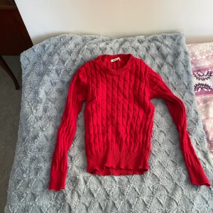 Stickad tröja  - Kabel stickad tröja från Gina tricot 