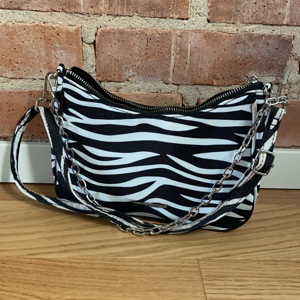 En liten väska från Bershka med zebramönster! Säljer på grund av ingen användning! Kan fraktas🔥🔥🔥. Accessoarer.