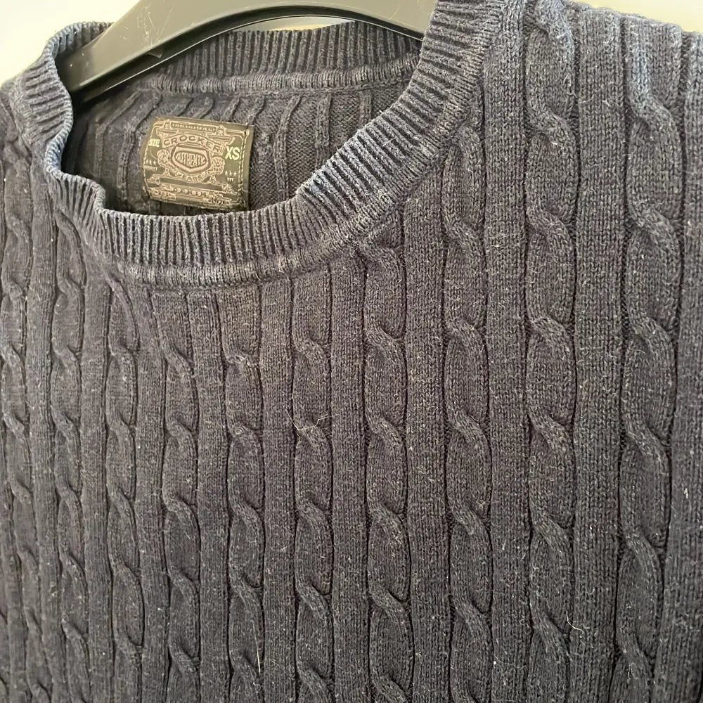 Mörkblå stickad tröja från Jeansbolaget. Tröjor & Koftor.