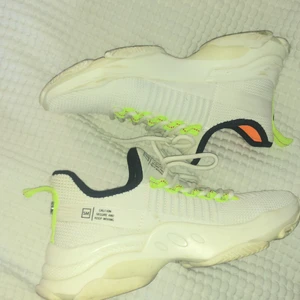 Steve Madden Sneakers - Skitsnygga och bekväma sneakers från Steve Madden! Som att gå på ☁️, men tyvärr för små för mig :( Storlek 40 men passar bättre en 38/39! Använda endast 2-3 ggr. Nypris 1145:-, mitt pris 600:- 🤩 (Går dock att diskutera pris)