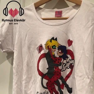 Vit t-shirt med tryck - Vit t-shirt med tryck i strl L (står L på tröjan men möjligtvis mindre). Säljs av Rytmus Stockholms Elevkår, alla kläder som säljs har skänkts utav elever på Rytmus och de pengar som samlas in från klädinsamlingen ges oavkortat till WWF. Ta chansen och köp fina kläder second hand och bidra på samma gång till att bevara miljön!