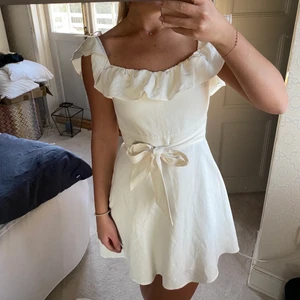 Zara klänning - Superfin, säljer pga för liten. Använd 1 gång cirka två år sen. Finns inte att köpa längre. Liten i storleken, passar XS.