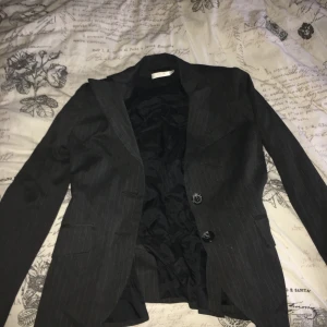 Kavaj 💗 - En kavaj ifrån Wera Stockholm orginal pris är ungefär 600 kr , skriv till mig privat eller i kommentarerna vid intresse 💗