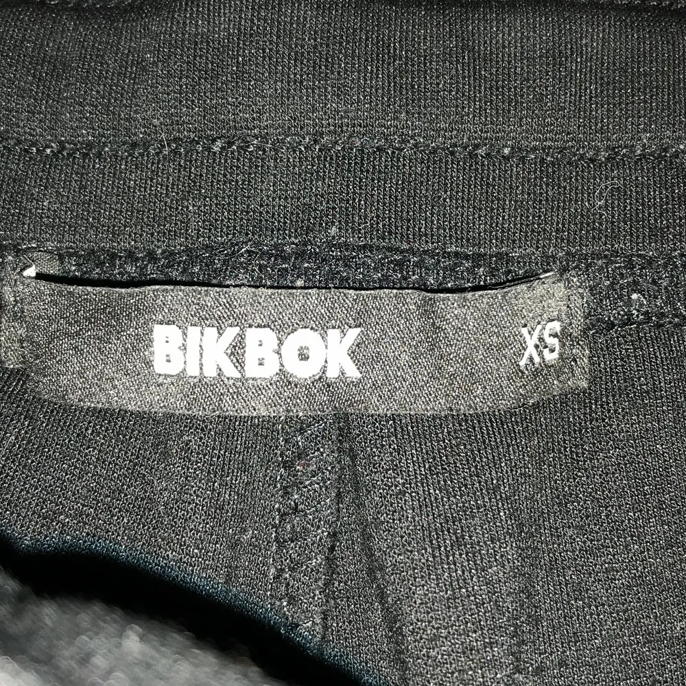  Säljer nu mina svarta mjukisbyxor från BikBok i storlek XS 💞 Köpte för ca 200 kr ny och säljer nu för 50! Var lite stora för mig som är 160. Finns i Östersund 🤍 . Jeans & Byxor.