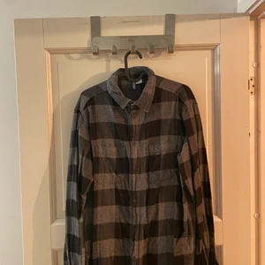 HM rutig skjorta  - En rutig skjorta/flanel i storlek S men funkar för XS lika bra. I bra skick och använd ca 5 gånger. Funkar att ha över en hoodie eller en t-shirt och är väldigt snygg!