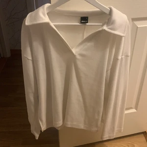 Vit oversized tröja - Vit superfin oversized tröja. Använd en gång & har efter det tyvärr aldrig kommit till användning. Passar jättefint med en tröja under eller bara bära den som den är. Skriv om du vill ha bild hur den sitter på!