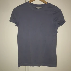 Fin blå t-shirt  - Stl S men passar även XS då den är ganska smal över axlar/bröst. Skön och bra passform. Bomull. 