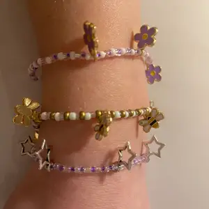 Jättefina egengjorda armband med berlocker💗🌸🐝  Frakten är gratis🌸