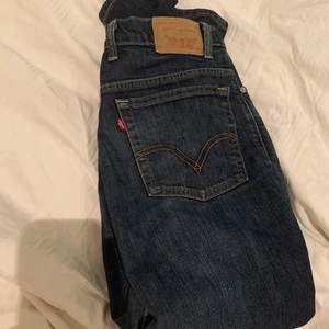 levis lågmidjade - nyligen köpta, jag har ganska långa ben så de känns lite för korta för min smak, undrar om de e nån som är intresserad, mer bilder kom privat👍