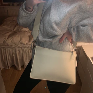 Carin Wester väska - Carin Wester väska i fint skick. Väl använd men i fint skick. Tillkommer ett tjockare band. 